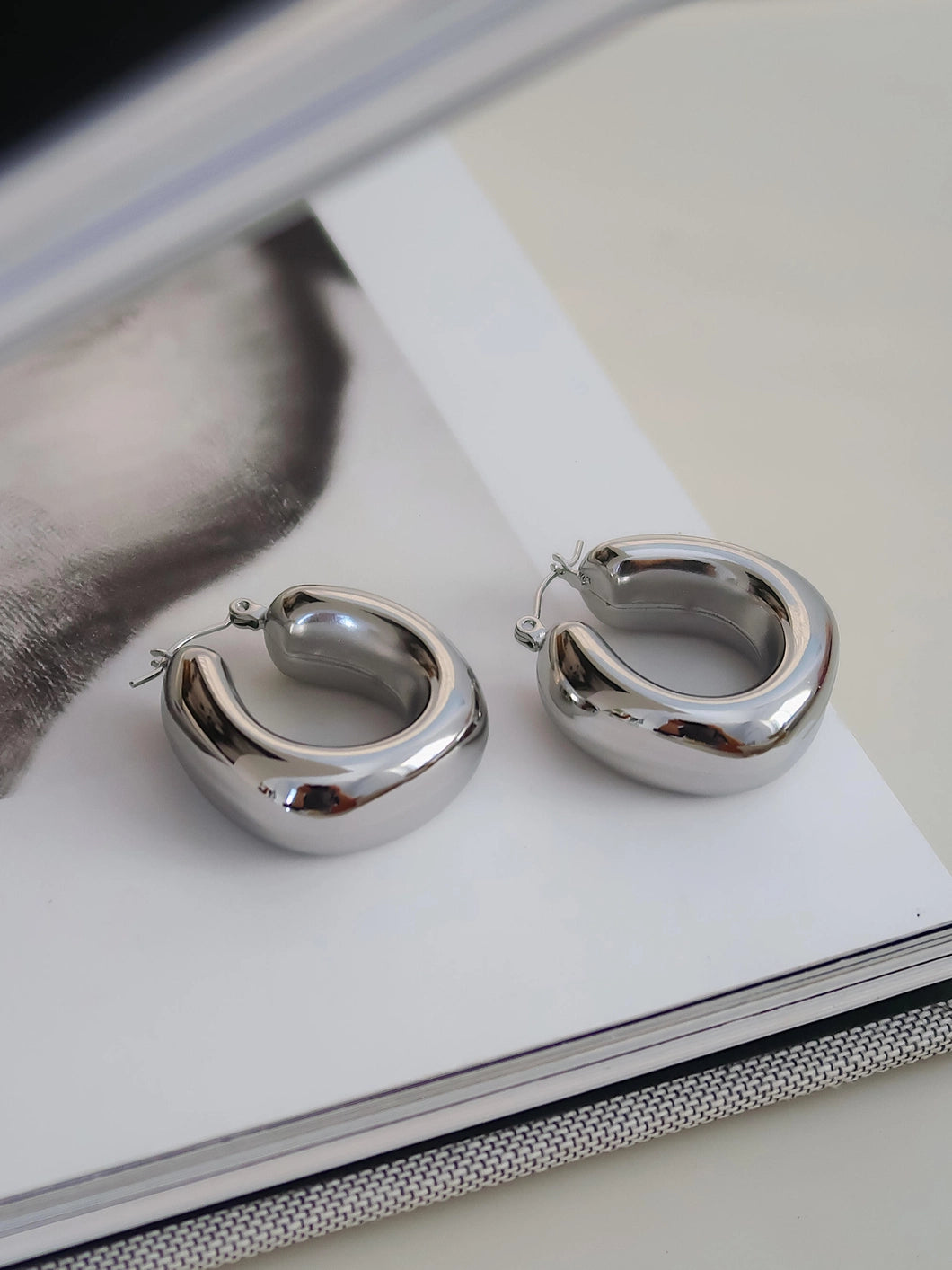 Hunter U-Hoop Earrings - SILVER